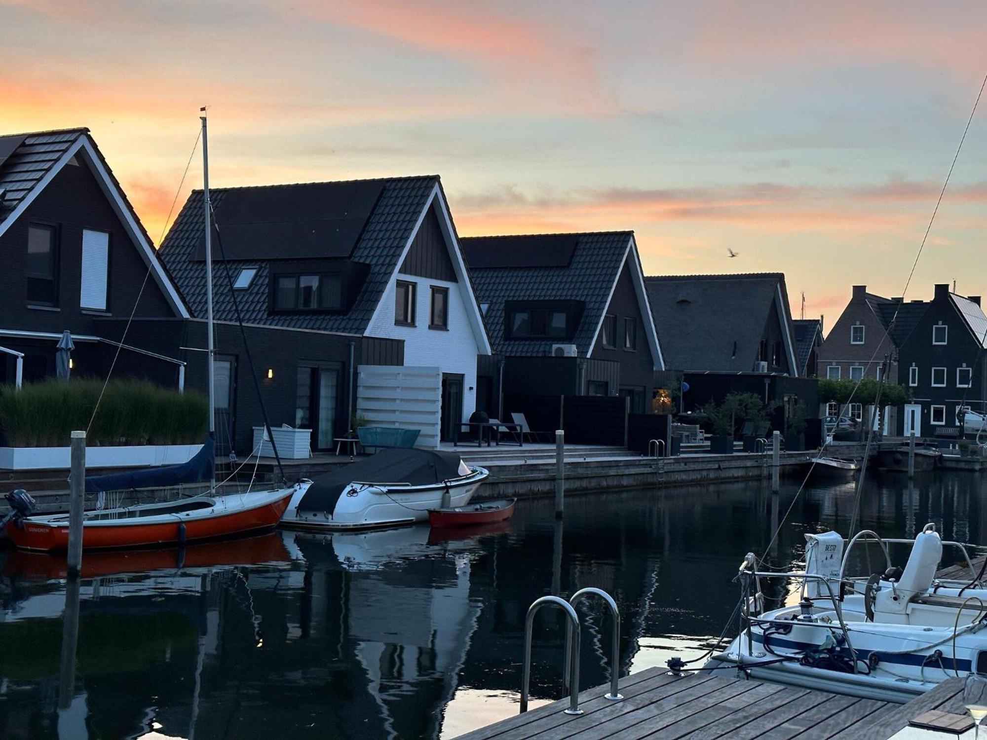 Peaceful Villa On The Water In Stavoren Exterior foto
